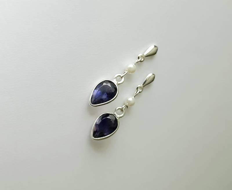 Lolith Ohrringe Silber, Dunkelblau Und Modern, Ohrstecker Mit Perlen von JUWELUNDCHARME