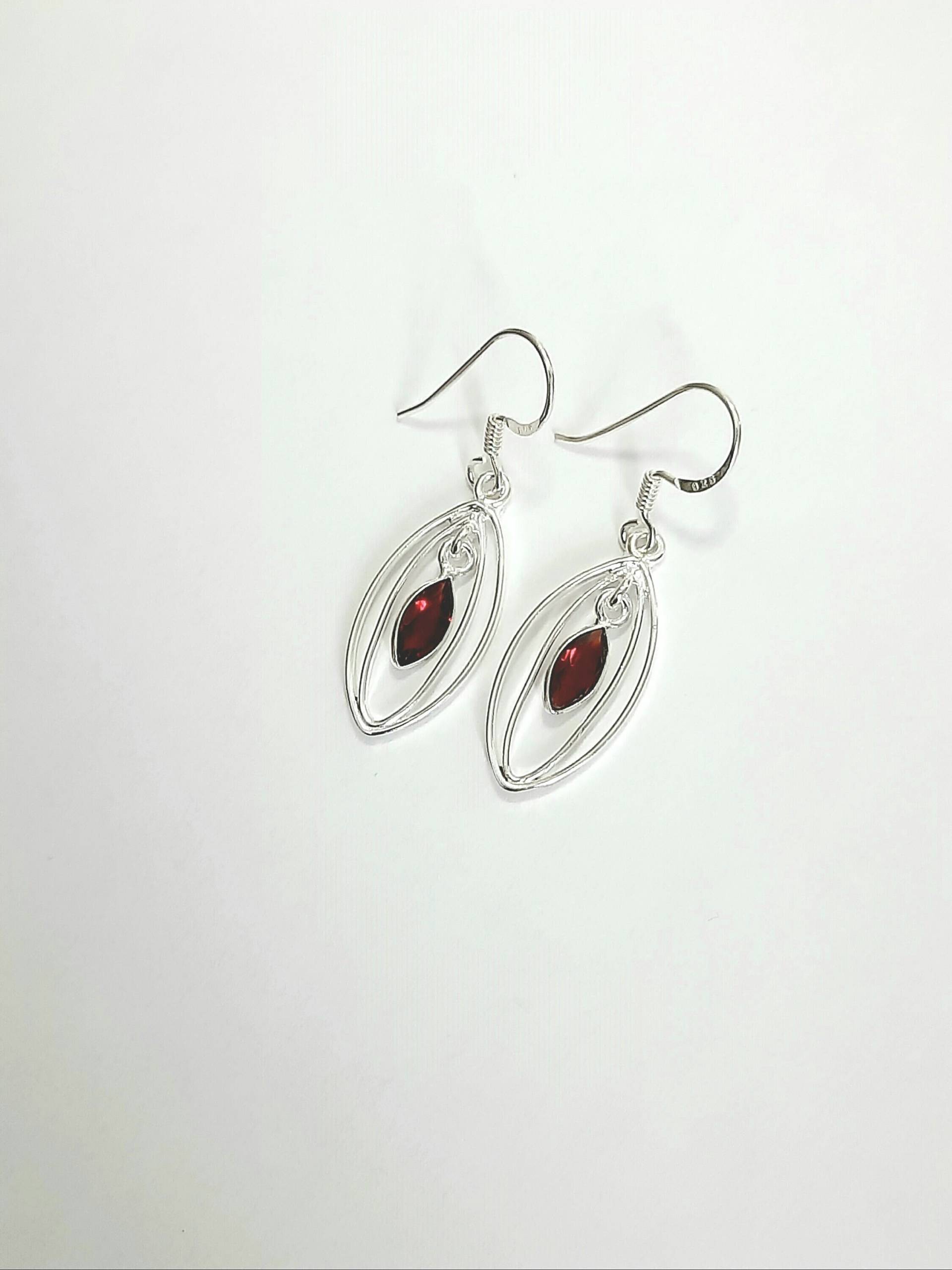 Moderne Granatohrringe Aus 925Er Silber Im Blattform. Creolen Mit Anhänger von JuwelSanti