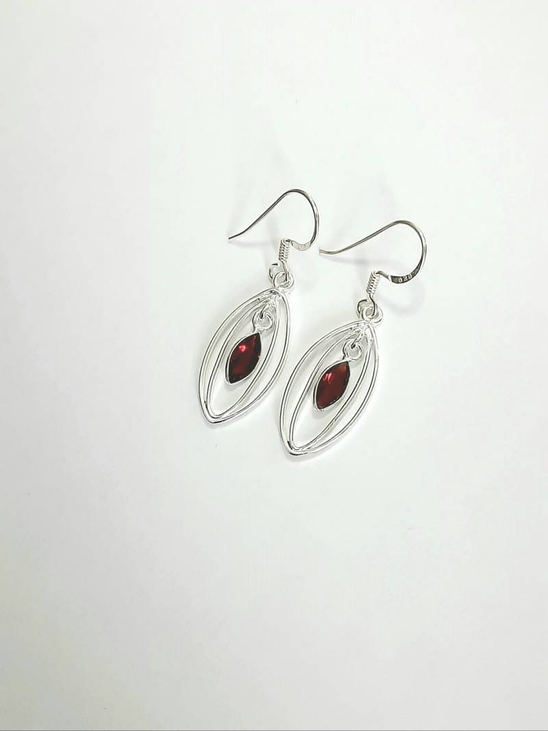 Moderne Granatohrringe Aus 925Er Silber Im Blattform. Creolen Mit Anhänger von JuwelSanti