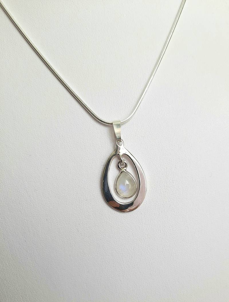 Mondstein Anhänger Aus 925Er Silber, Oval Geformt. Mondstein-Tropfen-Anhänger von JUWELUNDCHARME