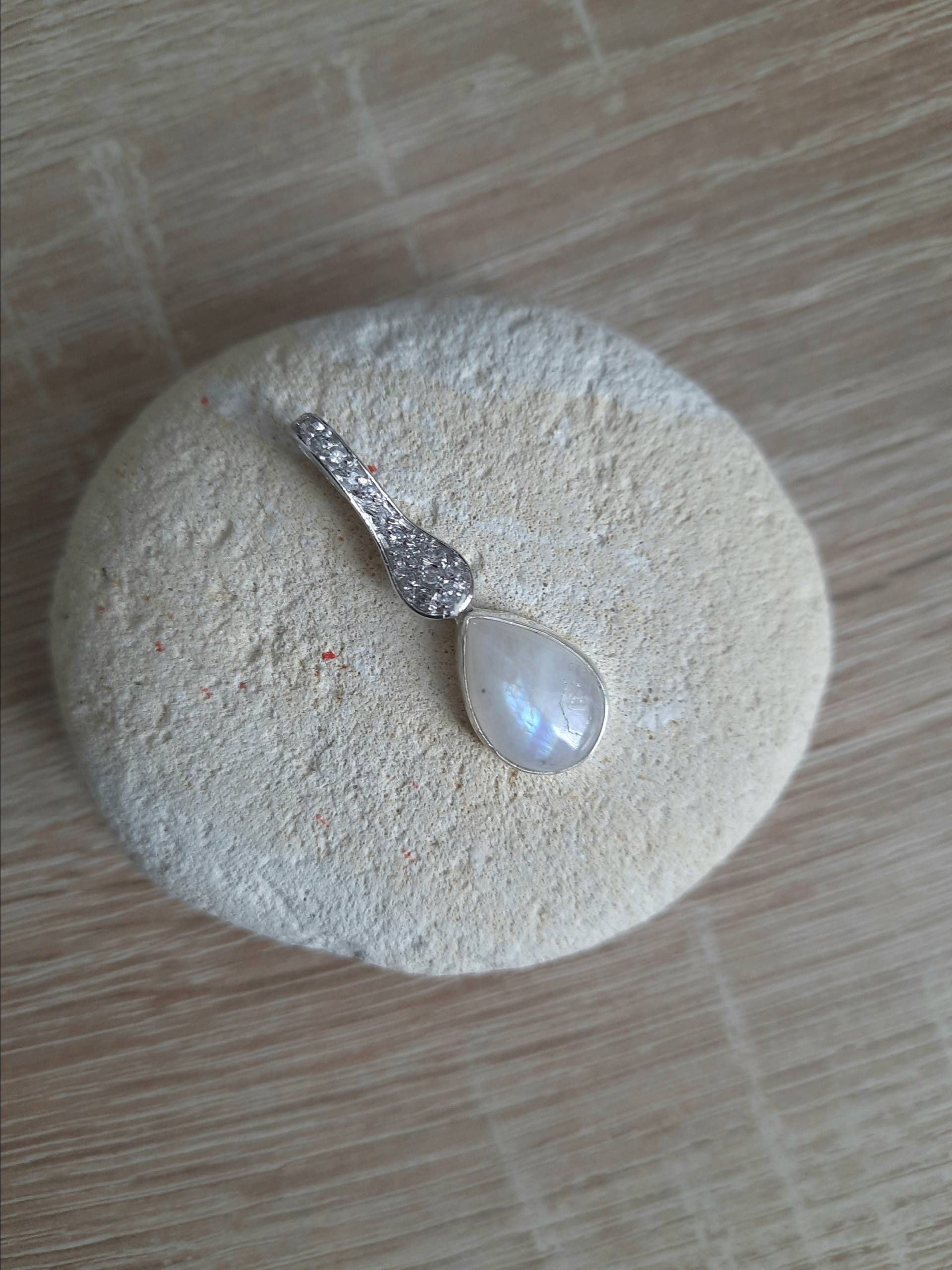 Mondstein-Tropfen-Anhänger 925Er Silber. Anhänger Mit Hellen Farben von JUWELUNDCHARME