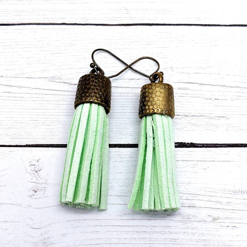 Mint Tassel Ohrringe Ohrringe Aus Wildlederimitat Mit Bronzekappe von JWDesignsByBrittney