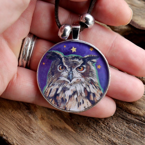 Eule - Totem Animal Wildlife Art Anhänger Halskette "Who?" von JWandSandiBakerArt