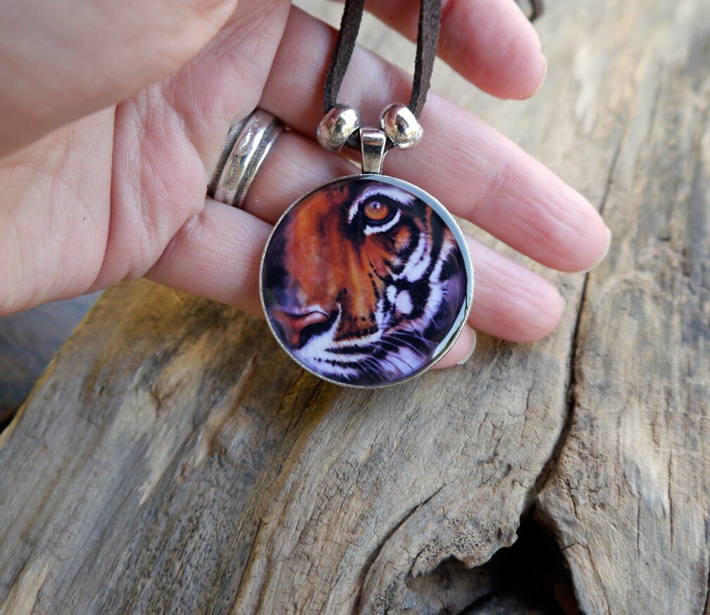 Tiger Anhänger Halskette "Eye On You" von JWandSandiBakerArt