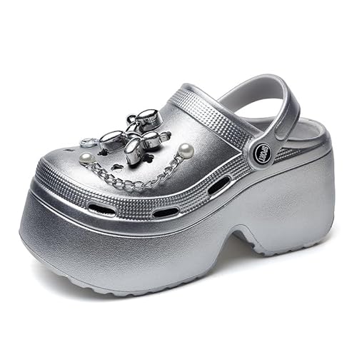 Damen Plateau Clogs Gärtner Slip on Slides Schuhe Pantoletten Hohe Absätze Strandsandalen Chunky Heel Outdoor-Sandalen Mit Ansteckern & Schuh Schmuck (Silber,35) von JXpxbao