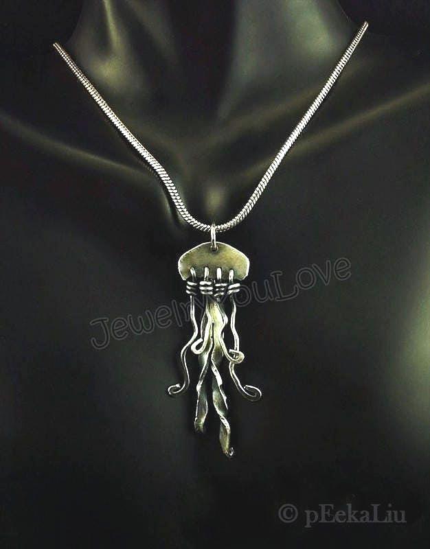 Handgemachte Sterling Silber Sea Qualle Halskette - Flowy Handgemachte Sterling Silber Sea Qualle Halskette - Flowy von JYLbyPeekaliu