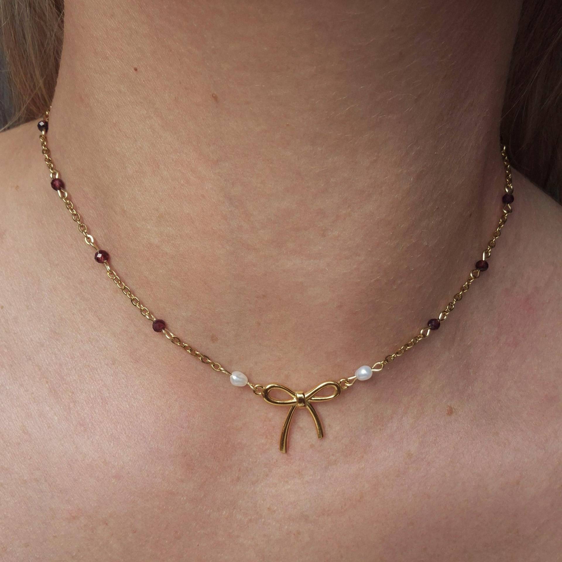 Goldkette Mit Granat & Süßwasserperlen Und Zartem Schleifenanhänger | Heilstein Schmuck Naturstein Kette Symbol Goldkette Mit Granat & Süßwasserperlen Und Zartem Schleifenanhänger | Heilstein Schmuck Naturstein Kette Symbol von JYNEshop