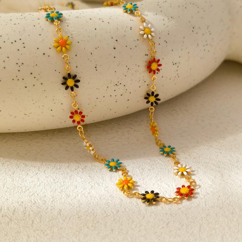 Messing Vergoldete Handgemachte Epoxid-Blumenkette Messing Vergoldete Handgemachte Epoxid-Blumenkette von JaJaJaJewelry