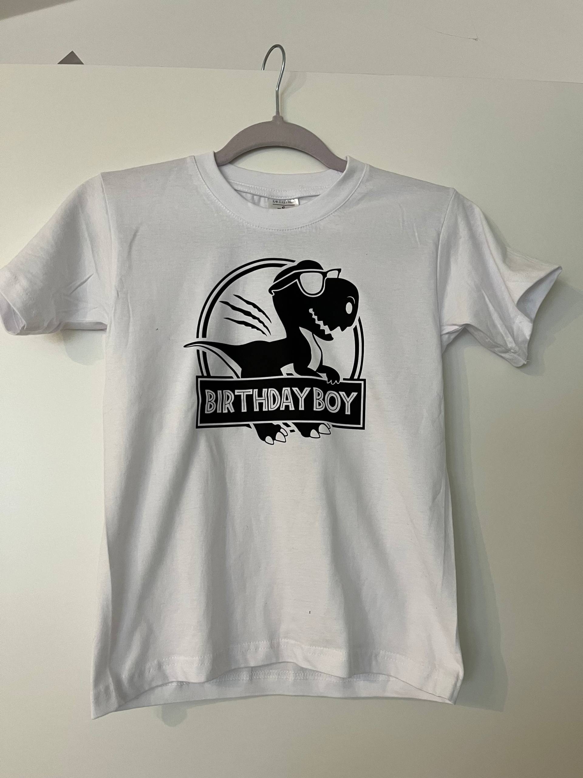 Geburtstagsshirt Dinosaurier. Shirt Dino. Birthday Boy. Dinofan. Geburtstag. Geburtstagsjunge. Geburtstagskind. T-Shirt Dino von JaLeKreativGeschenk