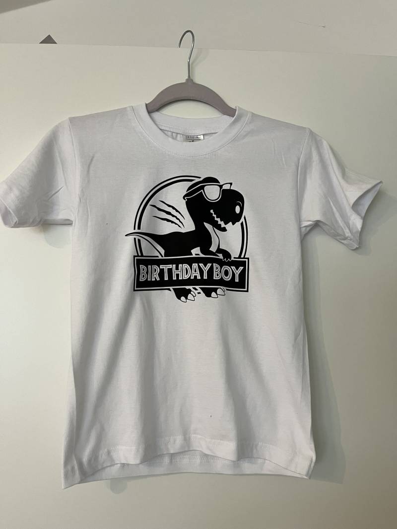 Geburtstagsshirt Dinosaurier. Shirt Dino. Birthday Boy. Dinofan. Geburtstag. Geburtstagsjunge. Geburtstagskind. T-Shirt Dino Geburtstagsshirt Dinosaurier. Shirt Dino. Birthday Boy. Dinofan. Geburtstag. Geburtstagsjunge. Geburtstagskind. T-Shirt Dino von JaLeKreativGeschenk