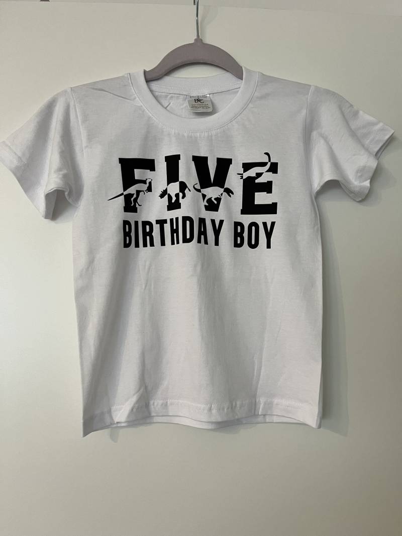 Geburtstagsshirt Dinosaurier. Shirt Dino. Birthday Boy. Dinofan. Geburtstag. Geburtstagsjunge. Geburtstagskind. T-Shirt Dino von JaLeKreativGeschenk