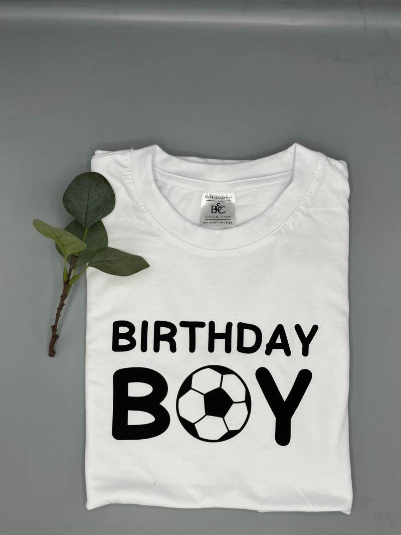 Geburtstagsshirt Fussball. Shirt Fußball. Birthday Boy. Fußballer. Fußball Geburtstag. Geburtstagsjunge. Geburtstagskind. T-Shirt Geburtstagsshirt Fussball. Shirt Fußball. Birthday Boy. Fußballer. Fußball Geburtstag. Geburtstagsjunge. Geburtstagskind. T-Shirt von JaLeKreativGeschenk