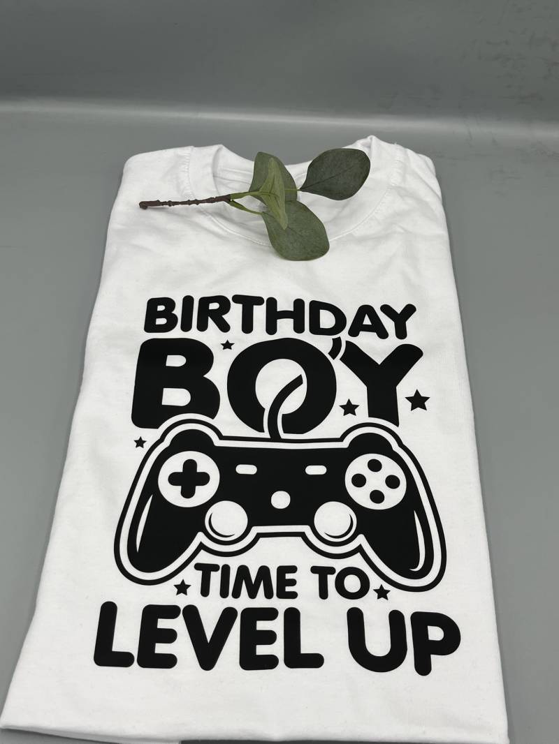 Geburtstagsshirt Gaming. Shirt Gamer. Birthday Boy. Konsole. Geburtstag. Geburtstagsjunge. Geburtstagskind. T-Shirt Level Up von JaLeKreativGeschenk