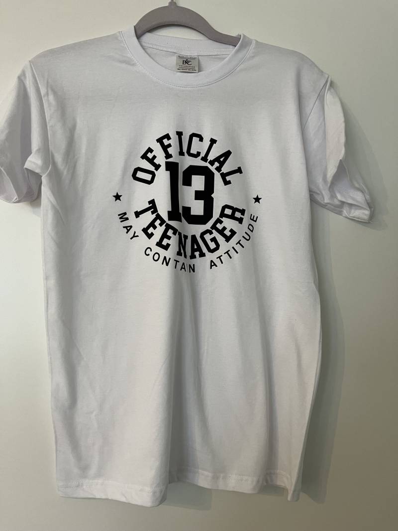 Geburtstagsshirt Offiziell Teenager. Birthday Boy. Geburtstag. Geburtstagsjunge. Geburtstagskind. T-Shirt Teenie. 13 Geburtstagsshirt Offiziell Teenager. Birthday Boy. Geburtstag. Geburtstagsjunge. Geburtstagskind. T-Shirt Teenie. 13 von JaLeKreativGeschenk