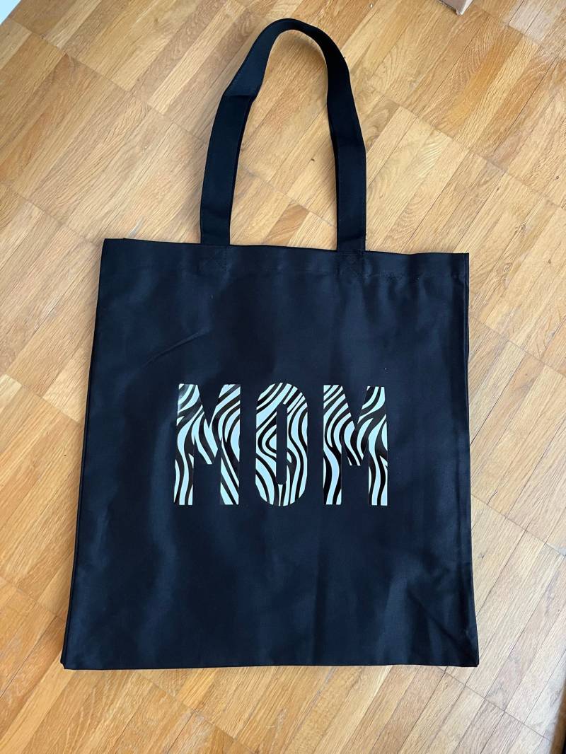 Shopper Im Zebra-Look - Tasche Mit Der Aufschrift Mom Zebramuster. Personalisierbar von JaLeKreativGeschenk