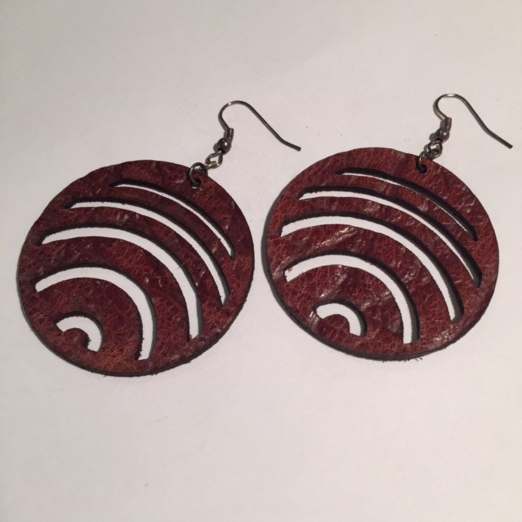 Braun Lederohrringe, Strukturiertem Leder Mit Brauntönen, Laser Geschnittenen Bögen, Runden Design, Leicht, Handgefertigte, Einzigartige Ohrringe von JacarandaCraft