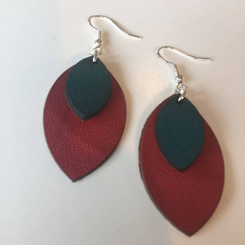 Doppelt Geschichtet Blatt Geformt Rosa Und Türkis Ohrringe Mit Orange Leder Unterlage Für Ein Schön Fertiges Produkt von JacarandaCraft