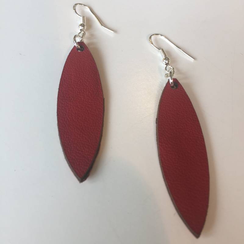 Dünne Rote Blattform Leicht Leder, Lederohrringe, Orange Auf Rückseite, Hergestellt Aus Recyceltem Leder Offcuts von JacarandaCraft