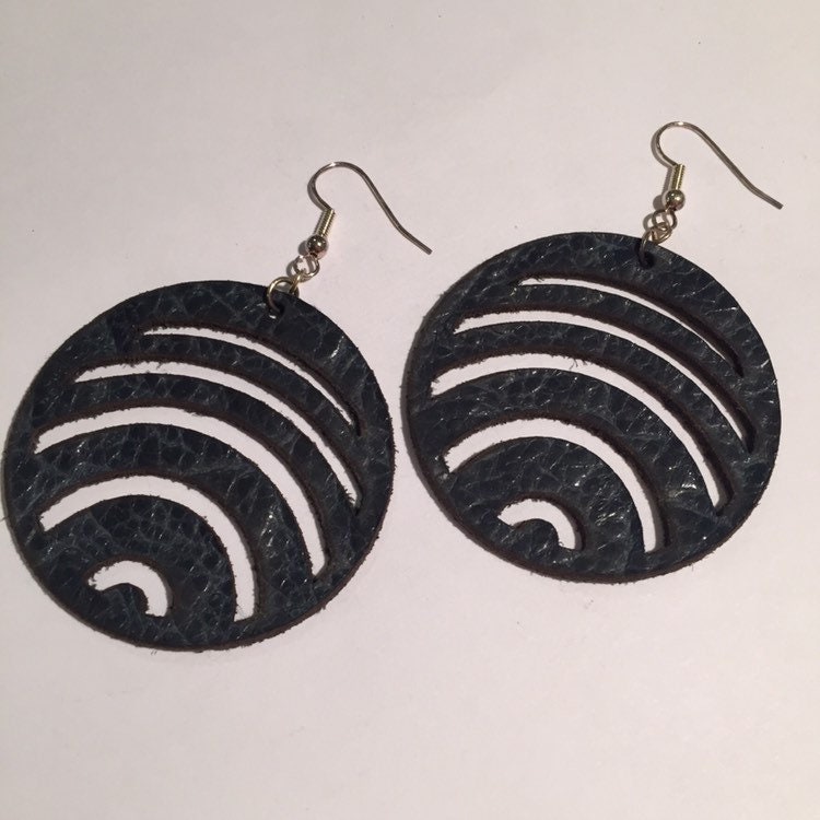 Dunkel Blaue Ohrringe, Strukturiertem Leder Mit Navy Blauen Schein, Laser Geschnittenen Bögen, Runden Design, Leicht, Handarbeit, Ohrringe Für Sie von JacarandaCraft