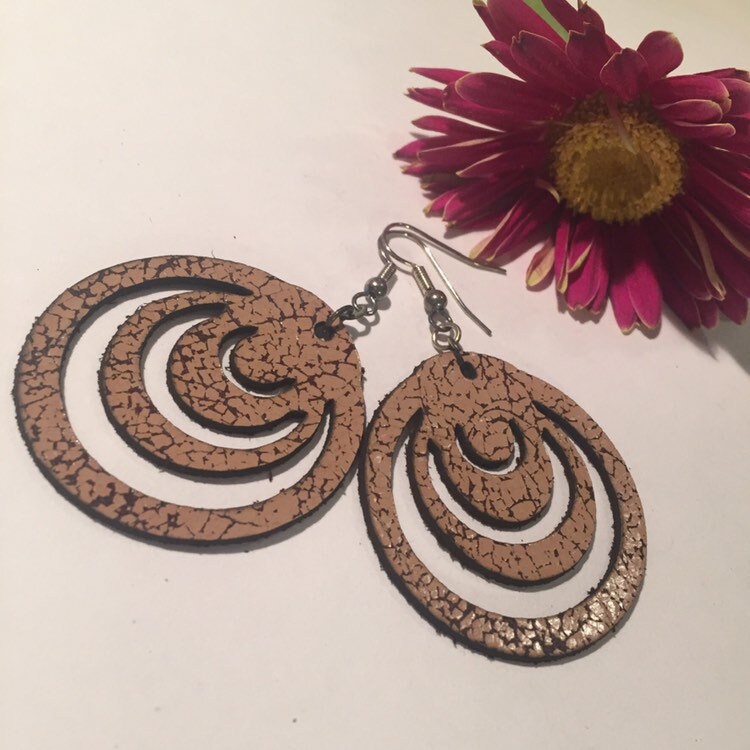 Eierschale Ohrringe, Beige Leder Braun Risse, Runde Form, Laser Geschnittenen Bögen, Leichtes Design, Einzigartige Ohrringe Für Sie von JacarandaCraft