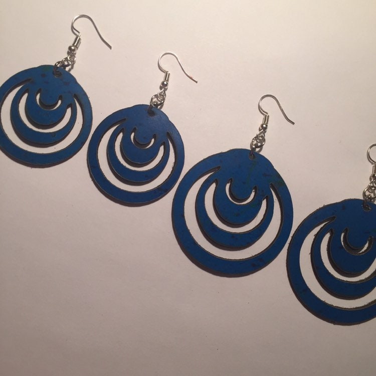 Gesprenkelt Blau Lederohrringe, Runde Form, Laser Geschnitten, Leichtes Design, Statement Ohrringe, Handgemacht, Zwei Größen Erhältlich von JacarandaCraft