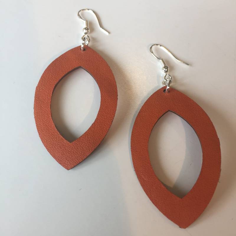 Hohlen Blatt Ohrringe, Orange Und Rot Leder, Statement Ein Von Einer Art, Leichtes Design, Sehen Toll Aus Jedem Winkel von JacarandaCraft