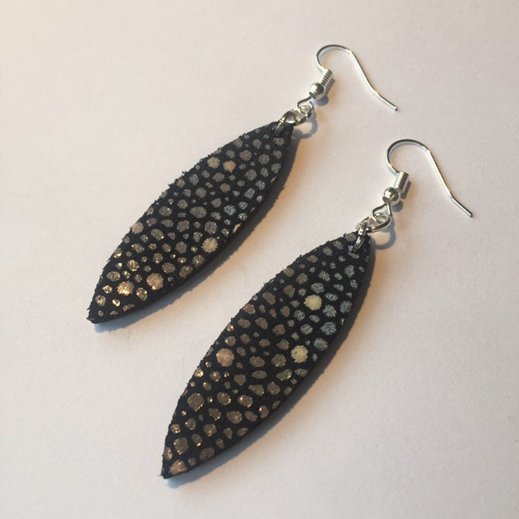 Lange Dünne Ohrringe, Leder Ohrringe, Dünne Blatt Handgemachte Rochendruck Laser Cut Ohrringe von JacarandaCraft