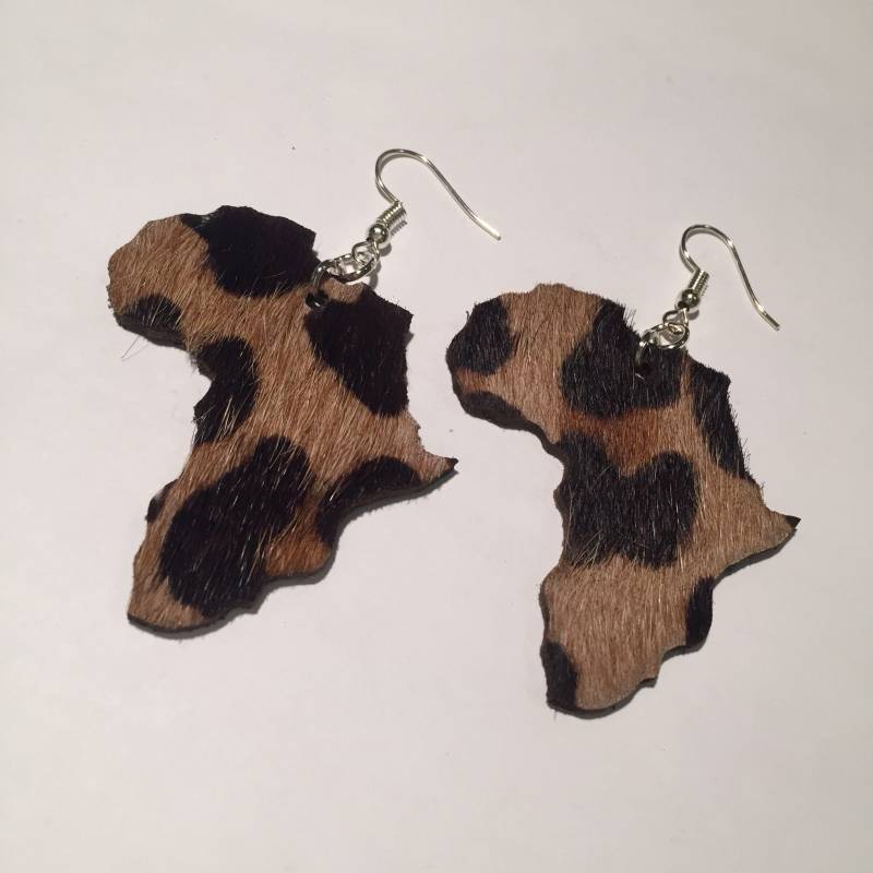 Leopard Print Ohrringe, Pelzigen Echten Kuh Leder in Afrika Form, Handgefertigt Und Ethisch Produziert von JacarandaCraft