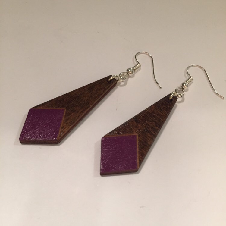 Lila Bemalt Ohrringe Gedehnte Rautenförmigen Holz Mit Hand Lila Diamanten Detail An Der Unterseite, Lack-Finish von JacarandaCraft