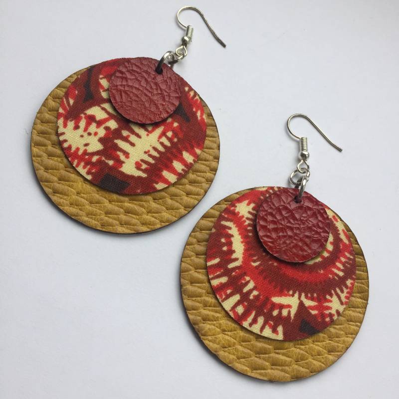 Red Shiny Earrings, Aus Geschichtetem Ankara-stoff Und Leder, in Erdtönen, Handgemachte Ohrringe von JacarandaCraft