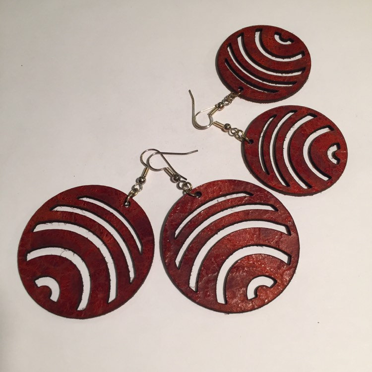 Rot Braun Ohrringe, Runden Leder, Schlitz Ausschnitt Unikat, Von Hand Gearbeitete Mutter Tag 2 Größen von JacarandaCraft