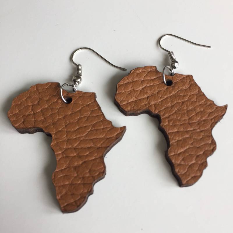 Tan Leder Afrika Karte Form Ohrringe Aus Echtem Gefertigt Das Schwarze Unterlage Für Ein Schönes Finish von JacarandaCraft