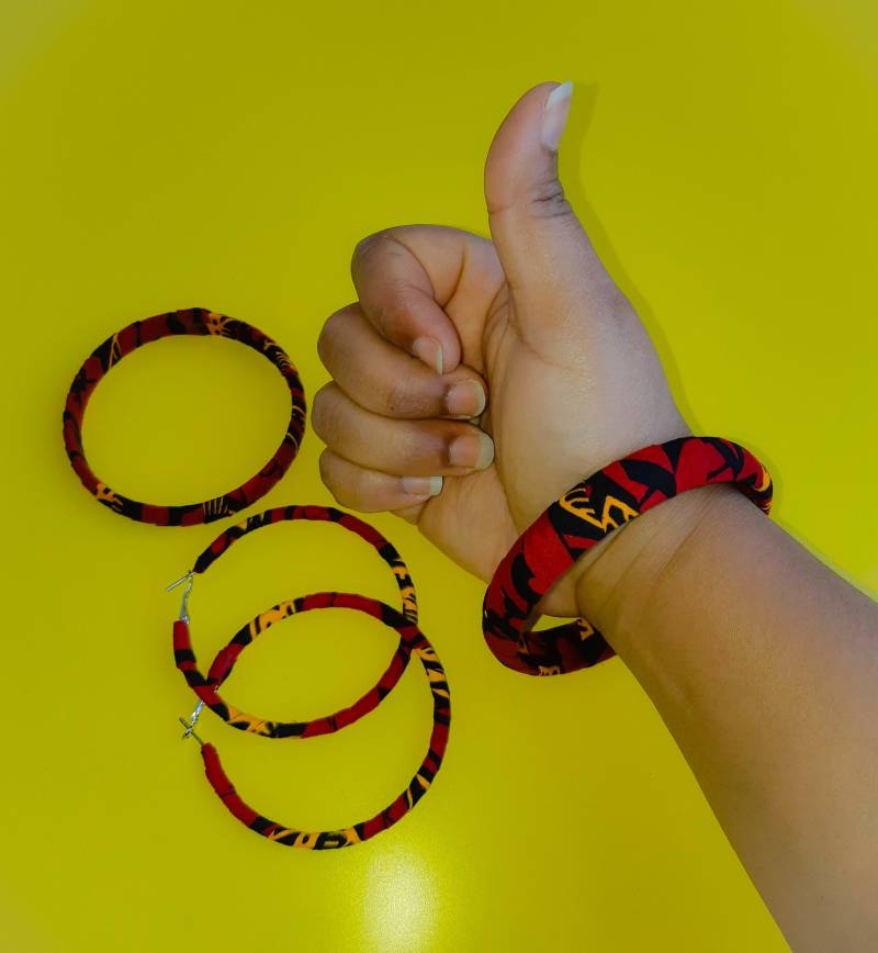 Sehen Sie Ohrringe Und Bangles Set von Jachory