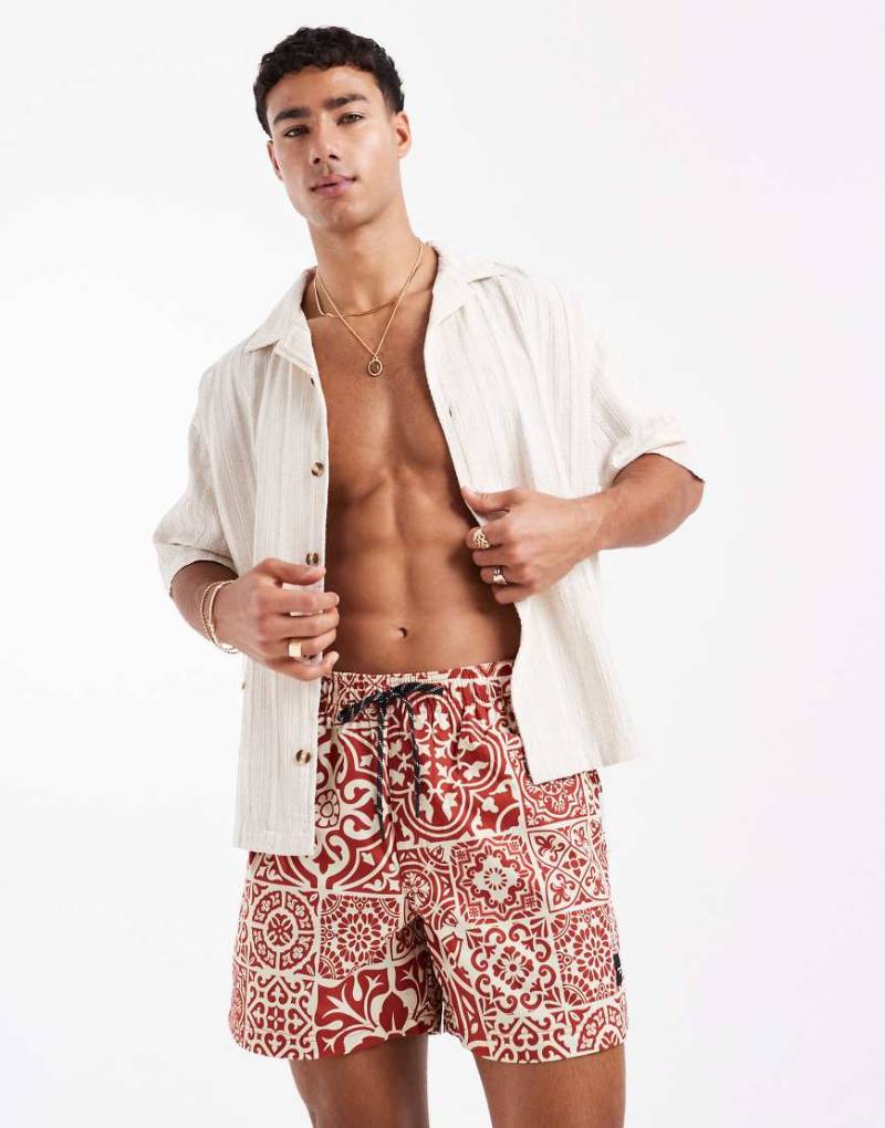 Jack & Jones - Badeshorts mit Kachelmuster in Terrakotta-Rot von Jack & Jones