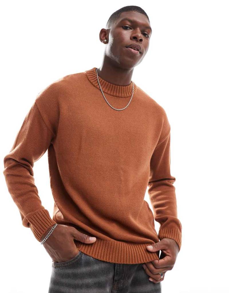 Jack & Jones - Gerippter Oversize-Pullover aus Grobstrick in gebranntem Orange mit Rundhalsausschnitt Jack & Jones - Gerippter Oversize-Pullover aus Grobstrick in gebranntem Orange mit Rundhalsausschnitt von Jack & Jones