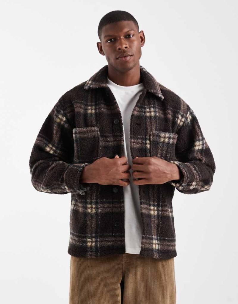Jack & Jones - Hemdjacke aus Teddyfell in Braun kariert von Jack & Jones