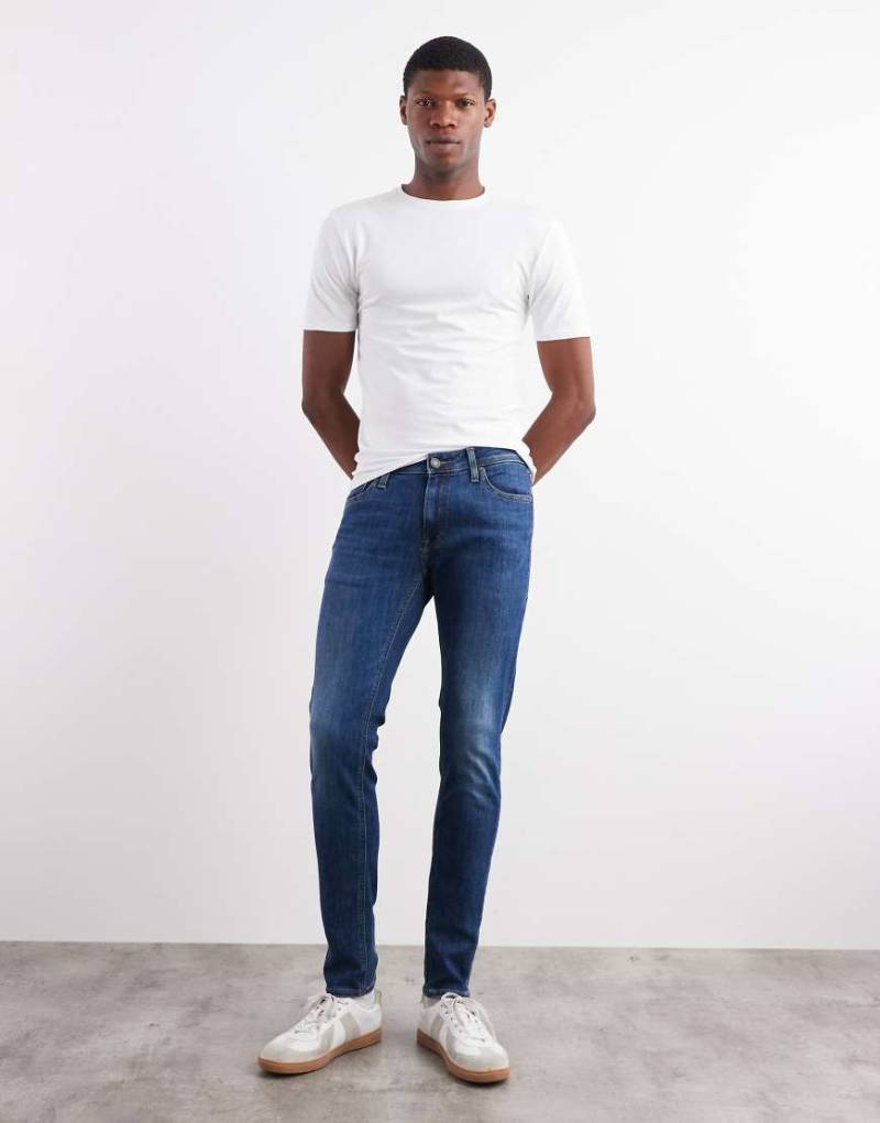 Jack & Jones Intelligence - Liam - Eng geschnittene Stretch-Jeans in Mittelblau von Jack & Jones