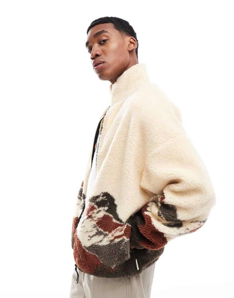 Jack & Jones - Jacke aus Teddyfleece in Beige mit Berglandschafts-Print und Reißverschluss-Neutral von Jack & Jones