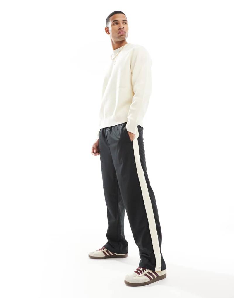 Jack & Jones - Karl - Locker geschnittene Trainingshose in Schwarz mit Seitenstreifen von Jack & Jones