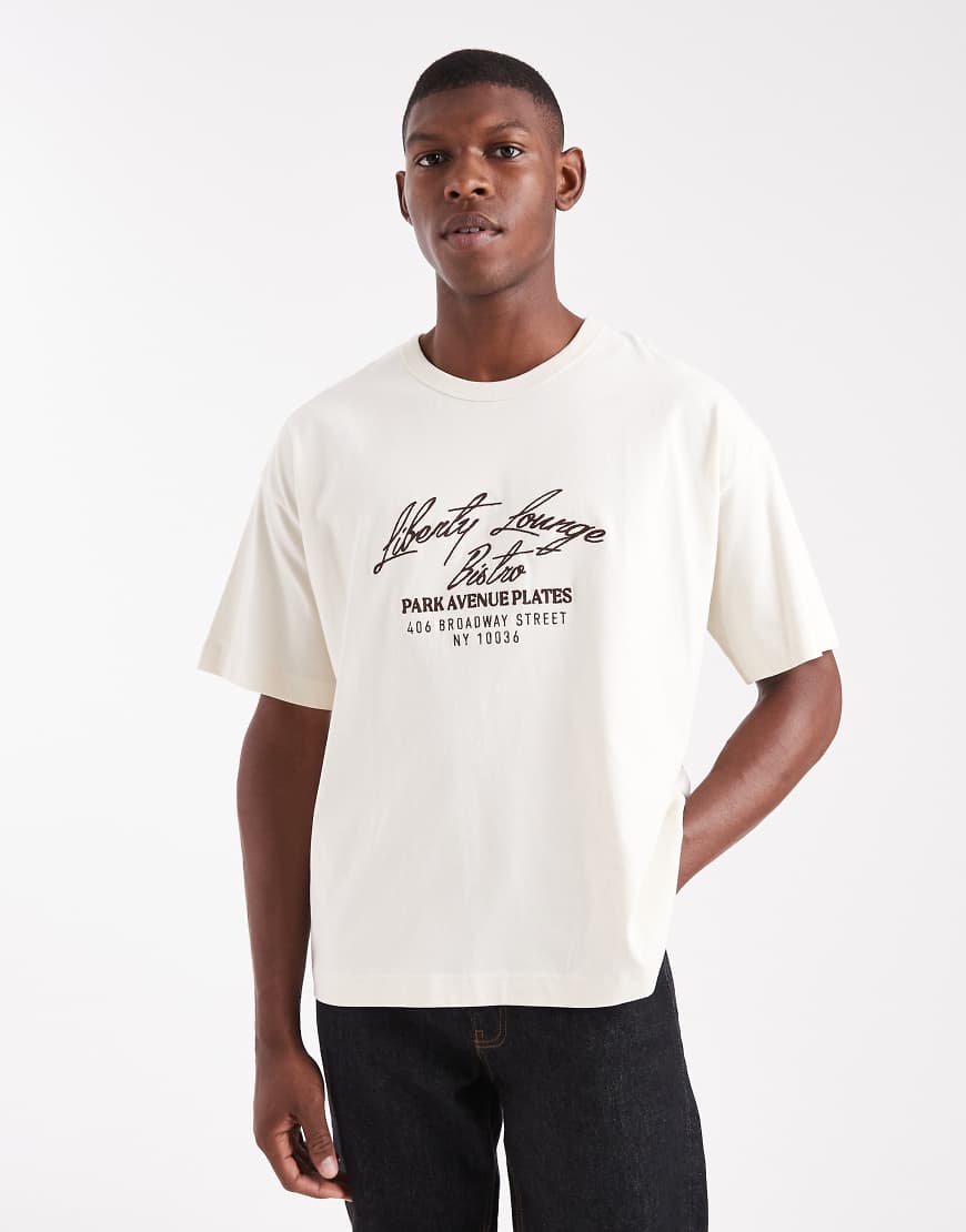Jack & Jones - Kastiges Cropped-T-Shirt in Creme mit aufgesticktem Text-Weiß von Jack & Jones