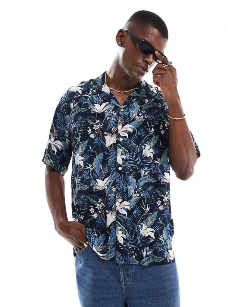 Jack & Jones - Kurzärmliges Hemd in Marineblau mit Reverskragen und tropischem Muster von Jack & Jones