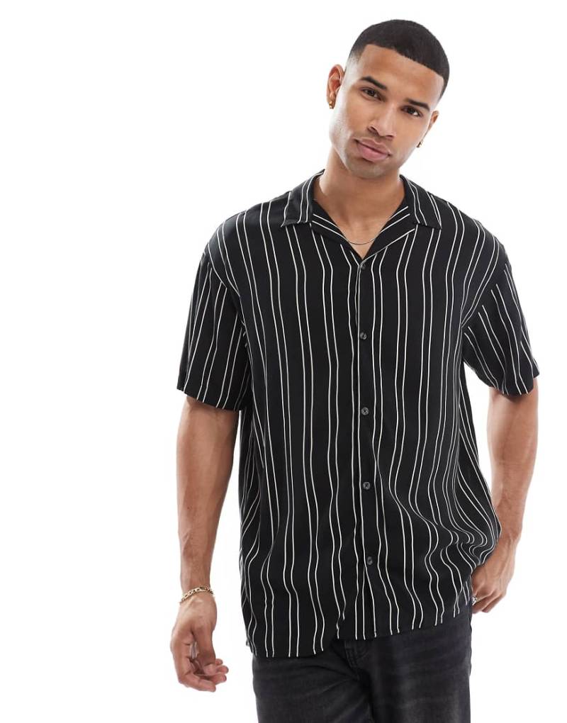 Jack & Jones - Kurzärmliges Hemd in Schwarz mit Reverskragen und Streifen von Jack & Jones