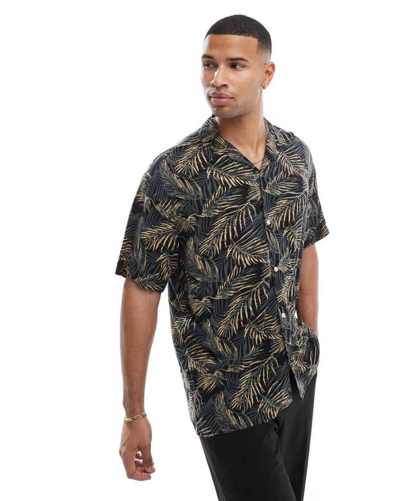 Jack & Jones - Kurzärmliges Hemd in Schwarz mit Reverskragen und tropischem Muster von Jack & Jones