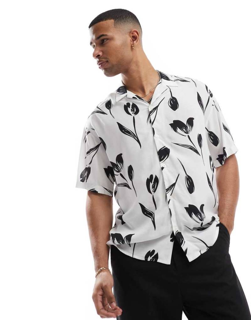 Jack & Jones - Kurzärmliges Hemd in Weiß geblümt mit Reverskragen von Jack & Jones