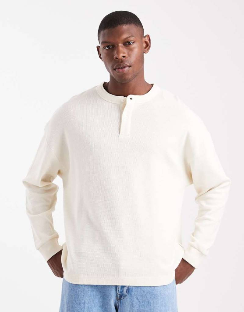 Jack & Jones - Langärmliges Oversize-Shirt in Wollweiß mit Henley-Ausschnitt und Waffelstruktur von Jack & Jones