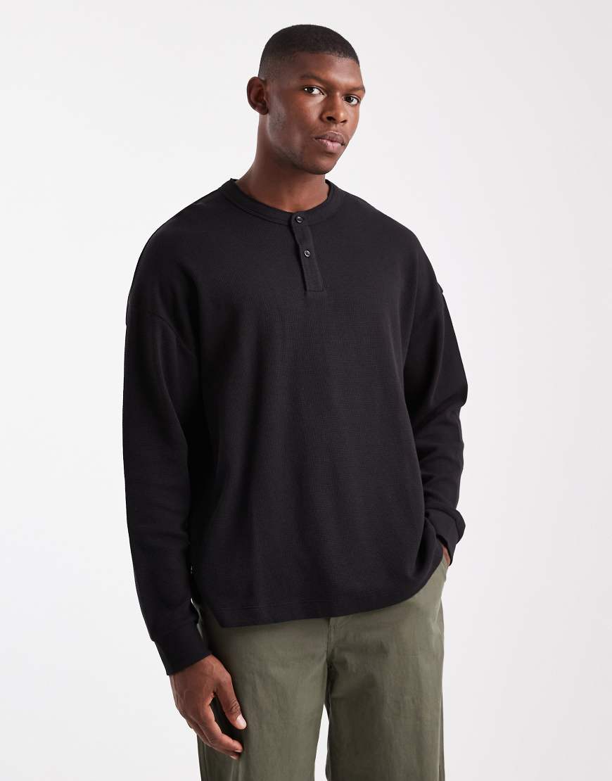 Jack & Jones - Langärmliges Oversize-Shirt in Schwarz mit Henley-Ausschnitt und Waffelstruktur von Jack & Jones