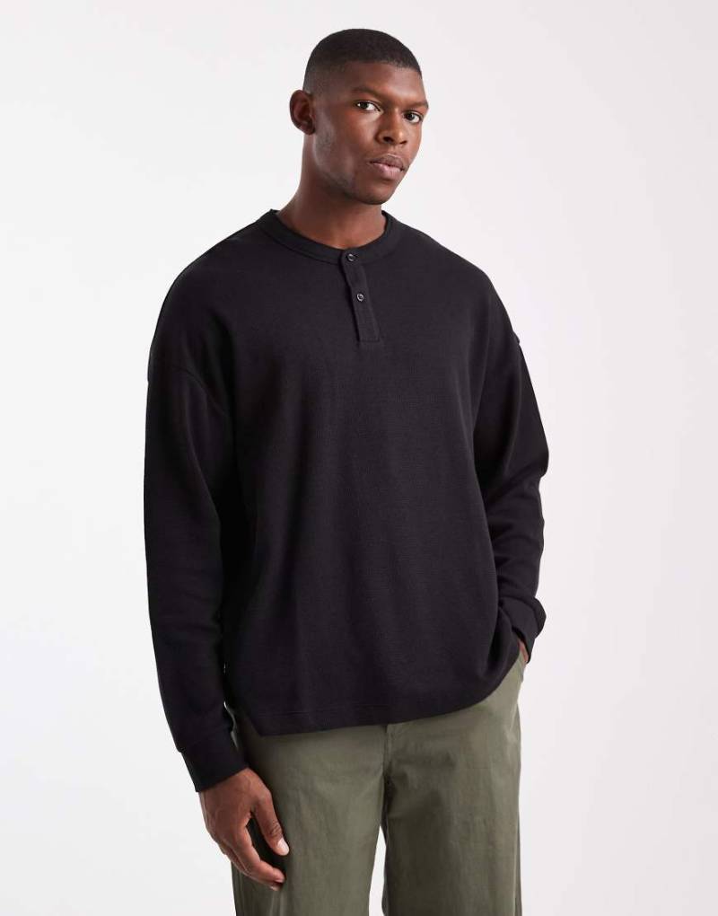 Jack & Jones - Langärmliges Oversize-Shirt in Schwarz mit Henley-Ausschnitt und Waffelstruktur von Jack & Jones