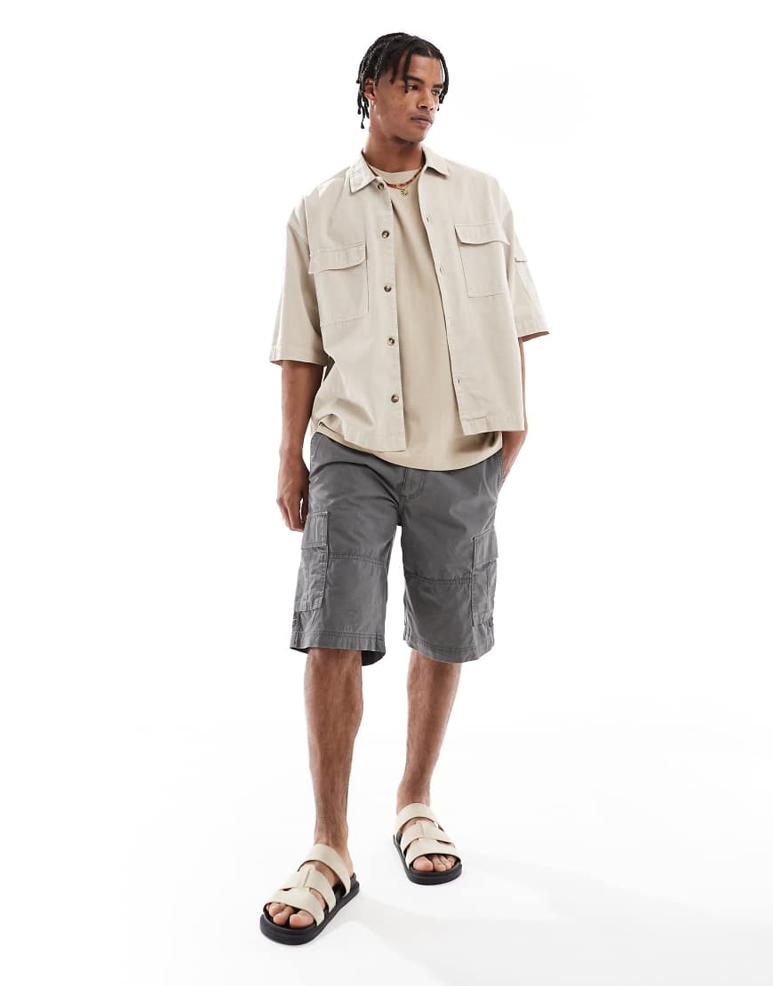 Jack & Jones - Locker geschnittene Cargo-Shorts in Grau Jack & Jones - Locker geschnittene Cargo-Shorts in Grau von Jack & Jones