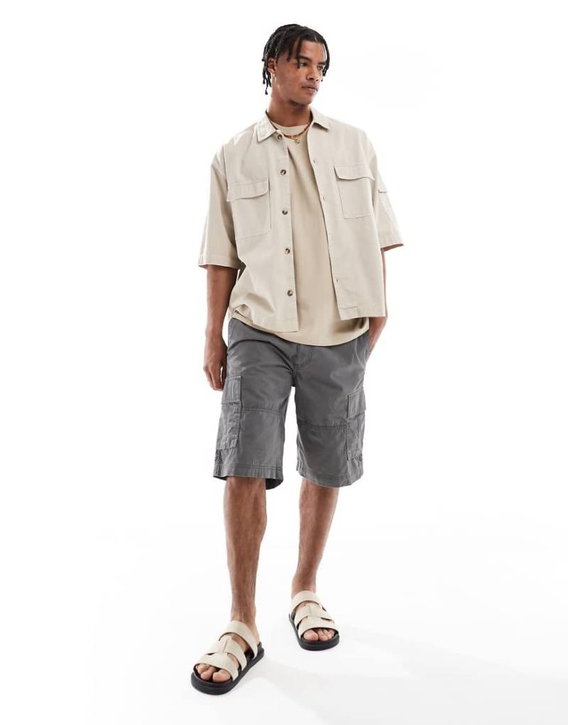 Jack & Jones - Locker geschnittene Cargo-Shorts in Grau von Jack & Jones