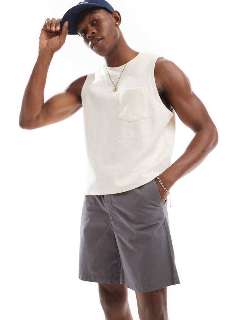 Jack & Jones - Locker geschnittene Chino-Shorts in Grau Jack & Jones - Locker geschnittene Chino-Shorts in Grau von Jack & Jones